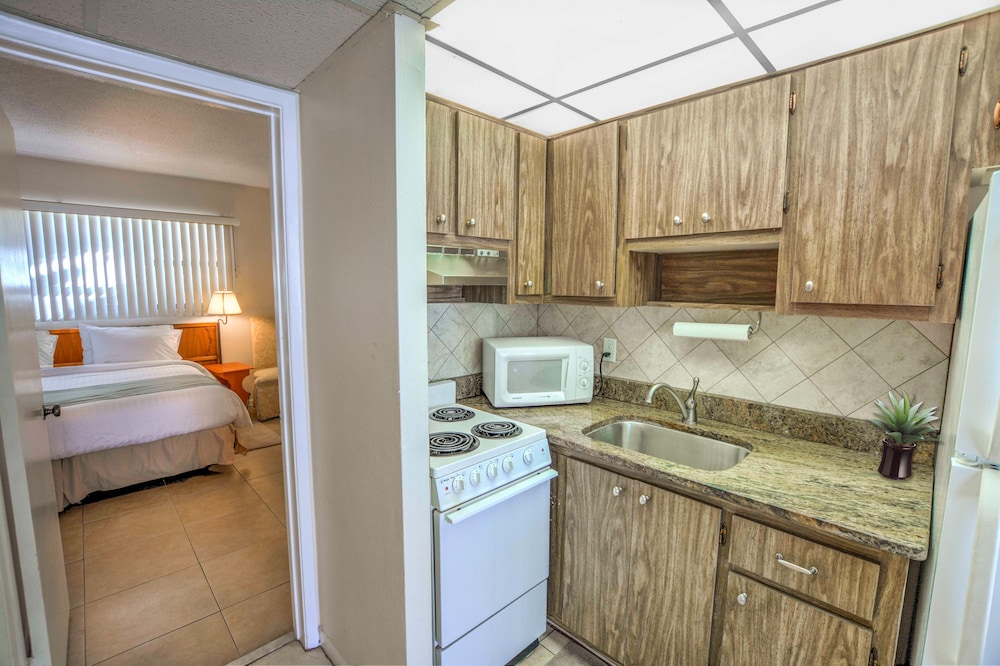 Deluxe Suite, 1 Bedroom, Pool View photo 2