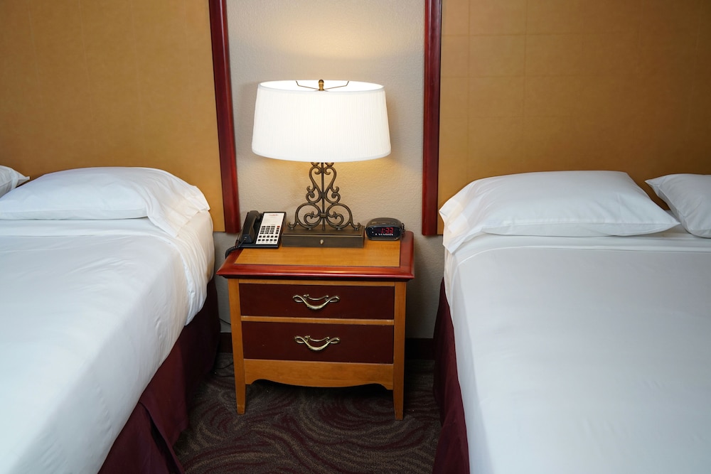 Standard Room, 2 Queen Beds - Photo 7