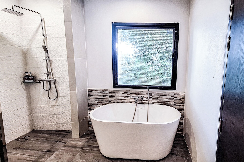 Deluxe Suite - Photo 14
