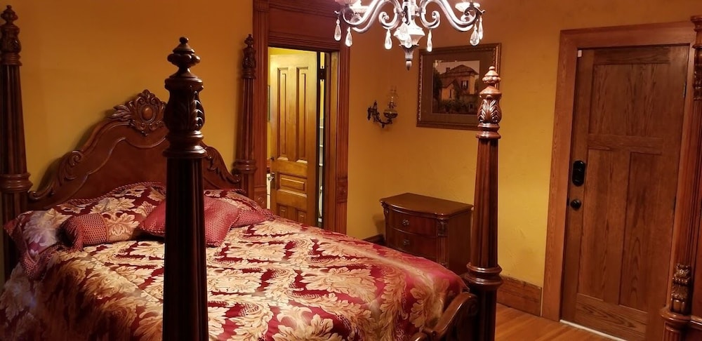 Gold Suite, 1 Queen Bed, Private Bathroom, Courtyard View