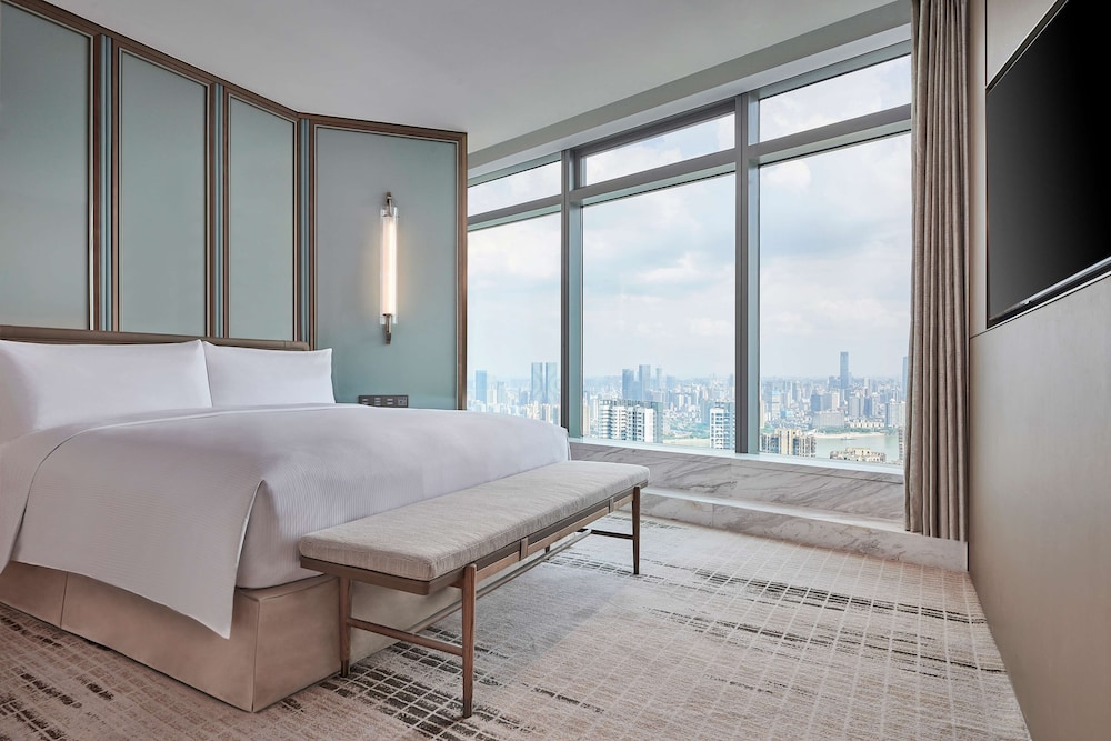 Deluxe Suite, 1 King Bed - Photo 1