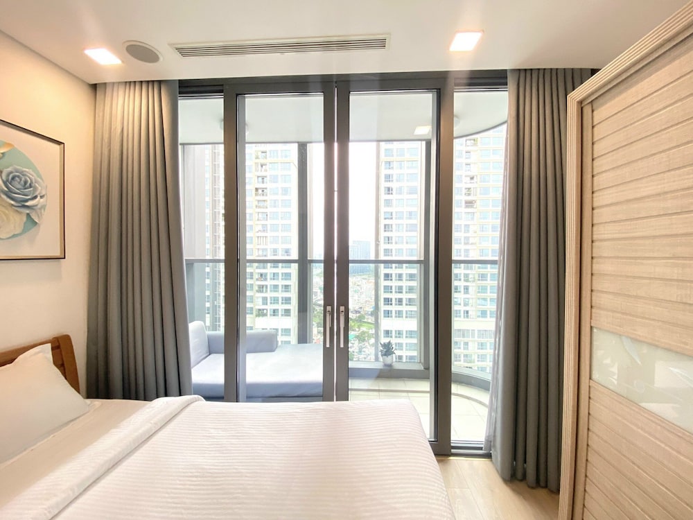 Luxury Apartment, 1 King Bed, City View