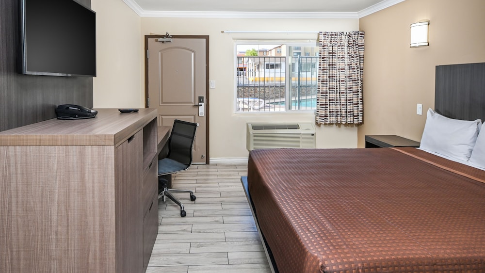Deluxe Room, 1 King Bed photo 2