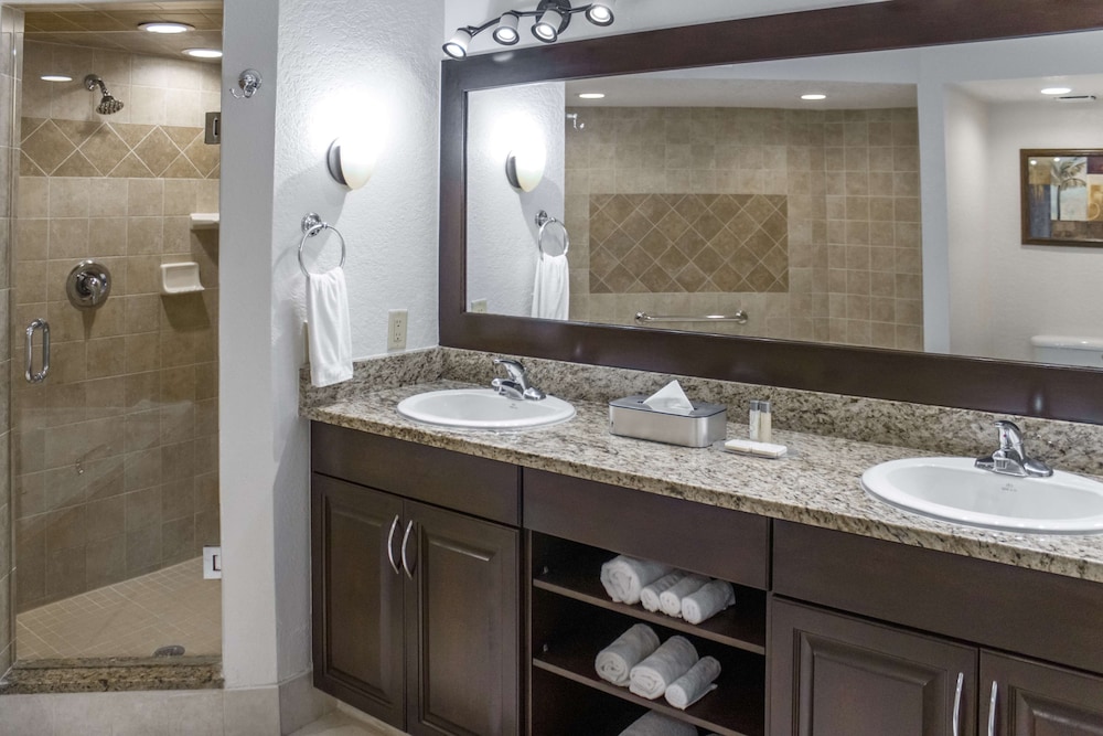 2 Bedroom Suite with 1 King and 2 Twin Beds - Photo 17