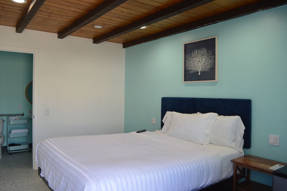 Deluxe Room, 1 Queen Bed photo 1