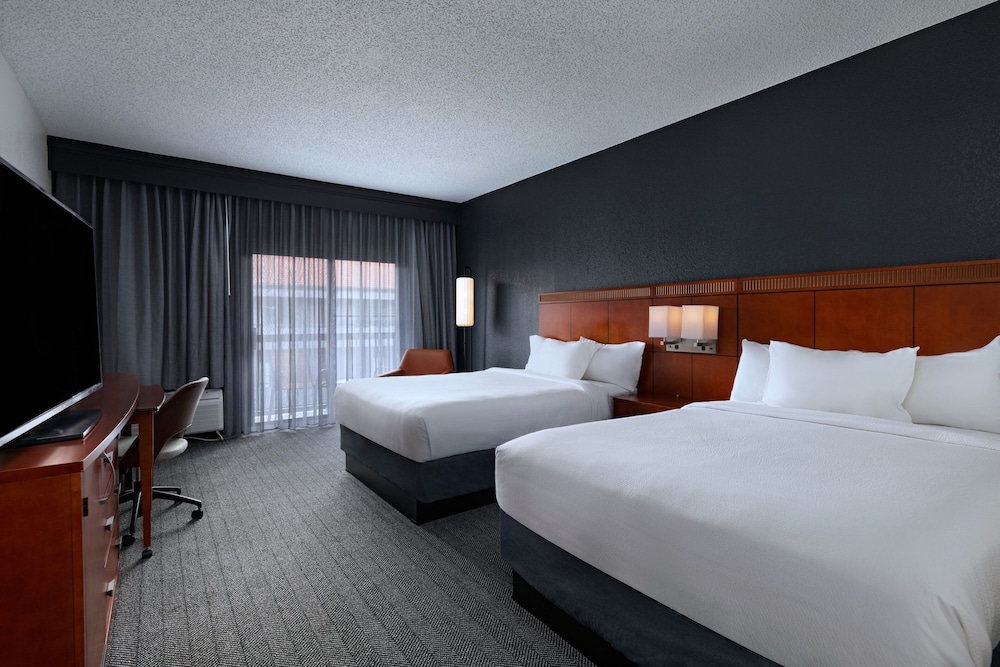 Room, 2 Queen Beds (Hearing Accessible) - Photo 2