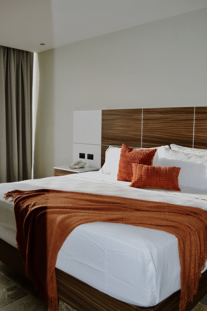 Standard Room, 1 King Bed, Non Smoking photo 2
