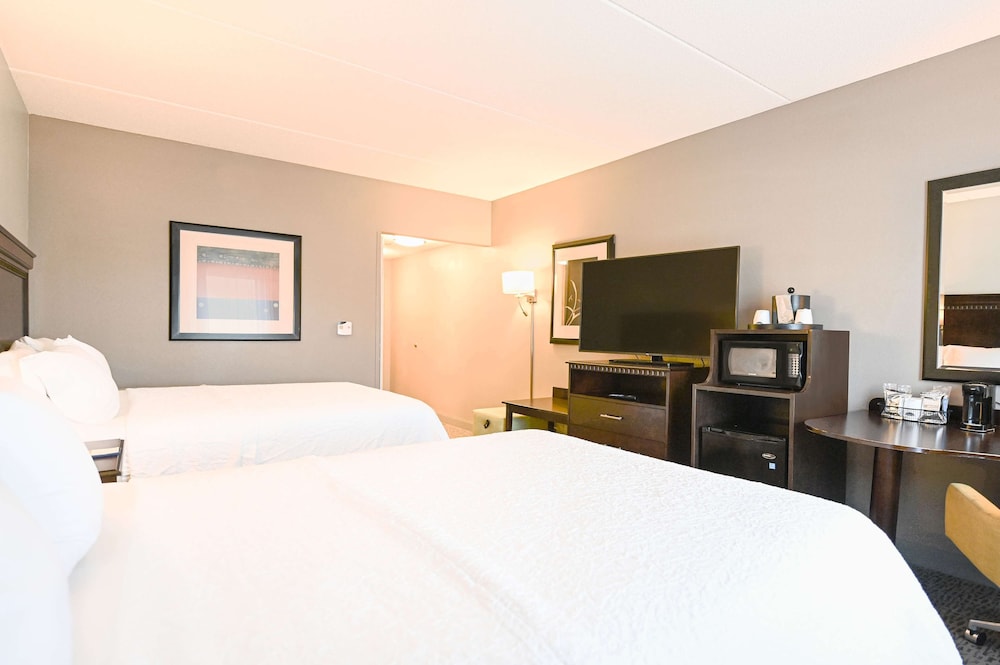 Room, 2 Queen Beds (With Chair/Ottoman) photo 3