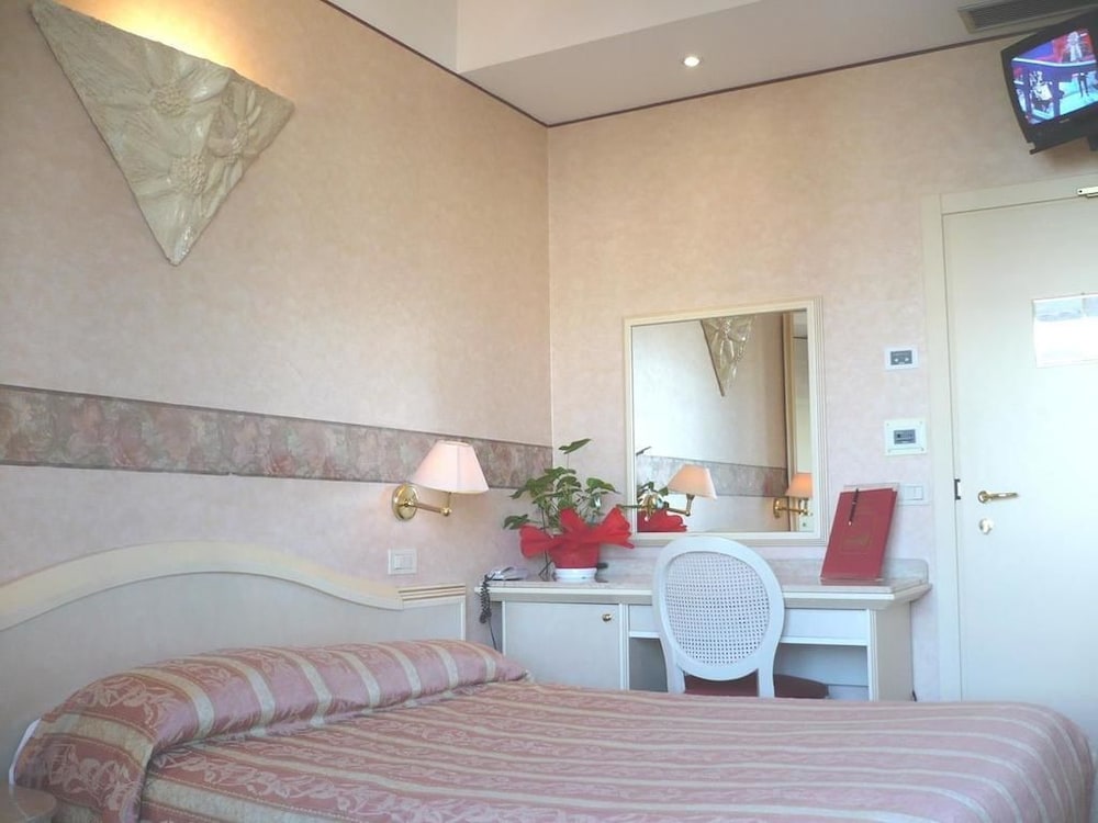 Classic Triple Room photo 2