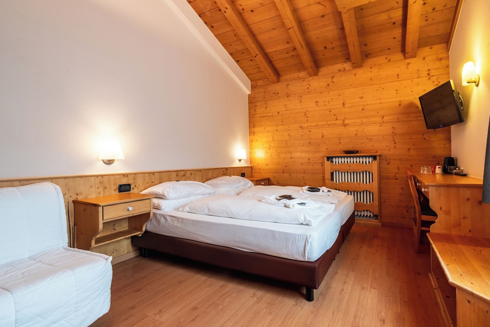 Classic Room, 1 Queen Bed, Balcony photo 2
