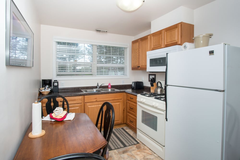 Suite, 1 Queen Bed, Kitchen photo 1