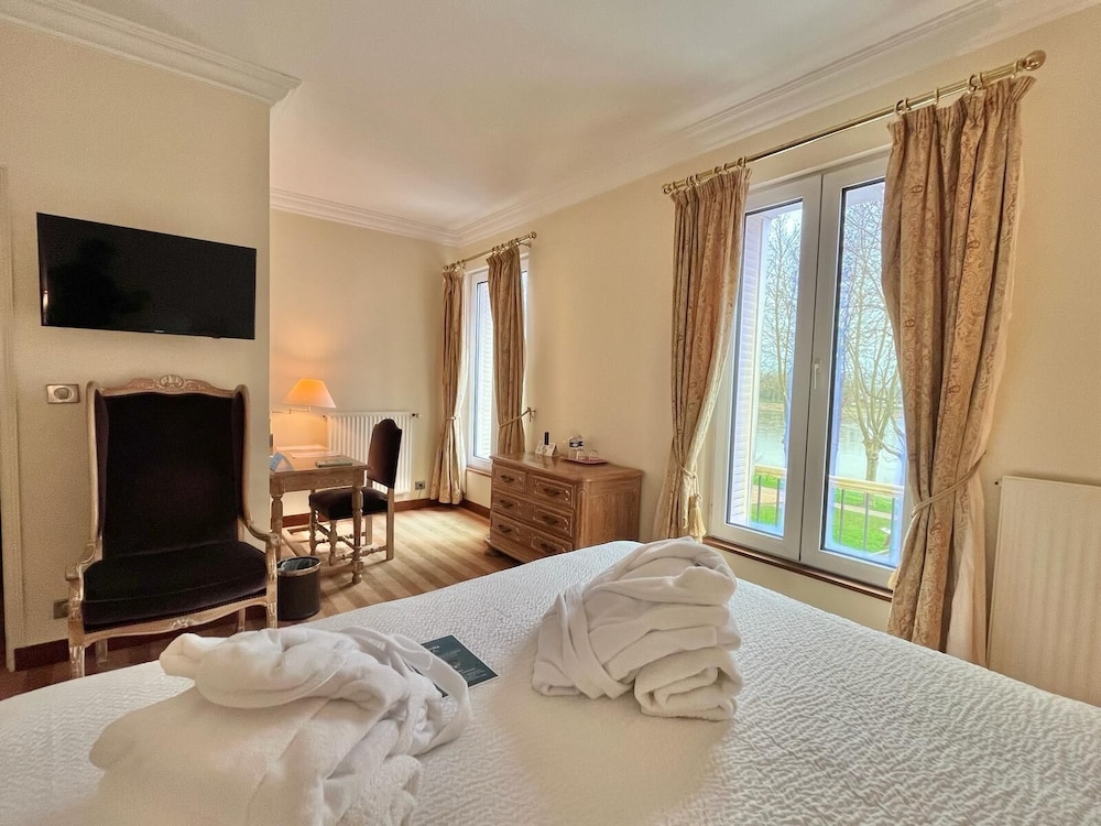 Classic Suite, 1 Bedroom, Bathtub, River View photo 2
