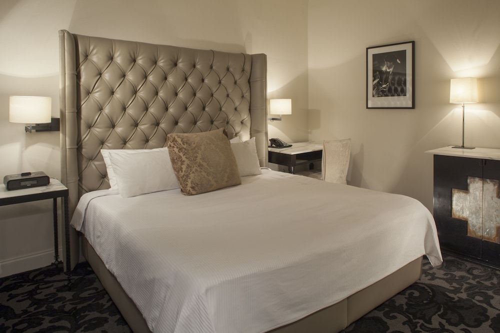 Superior Room, 1 King Bed, City View, Corner (Panoramic Corner King Room (PCK)) - Photo 1