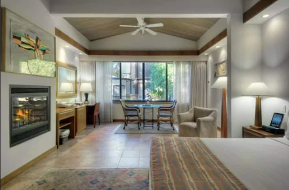 Premier Room, 1 King Bed, Lanai - Photo 2
