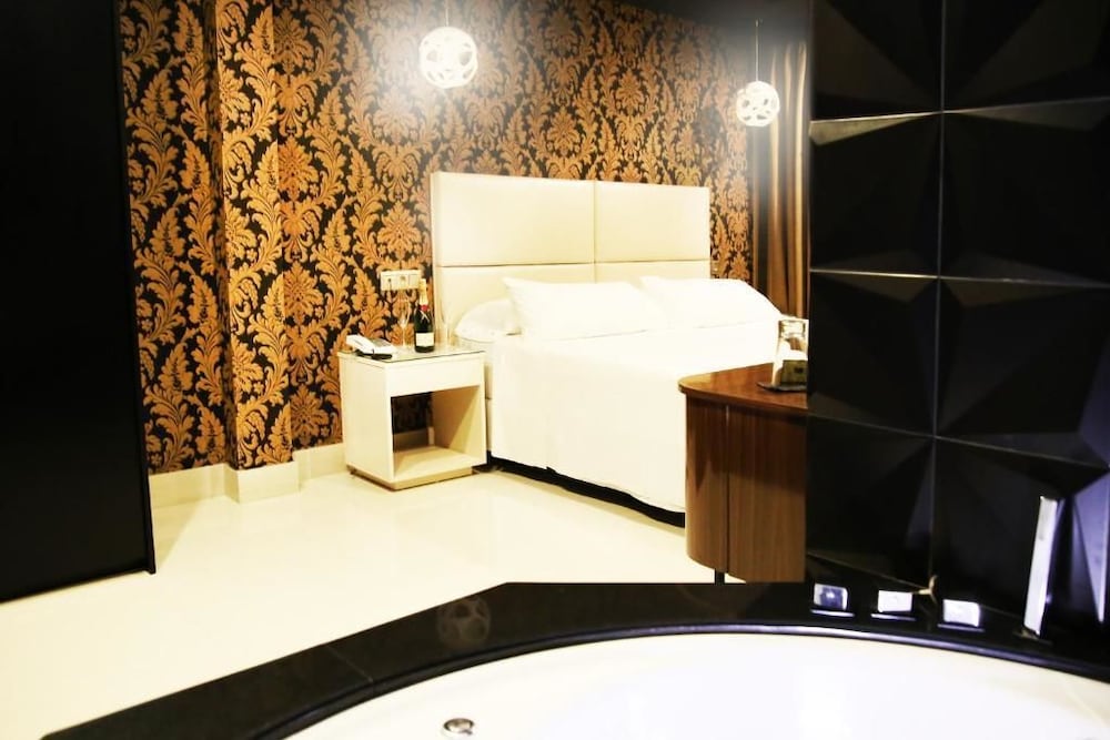 Superior Double Room, 1 King Bed, Jetted Tub photo 2