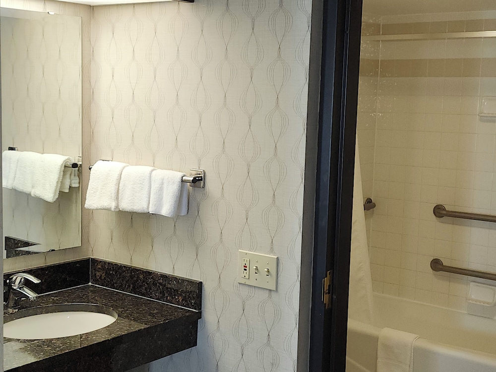 Room, 2 Queen Beds, Hearing Accessible, Non Smoking - Photo 10