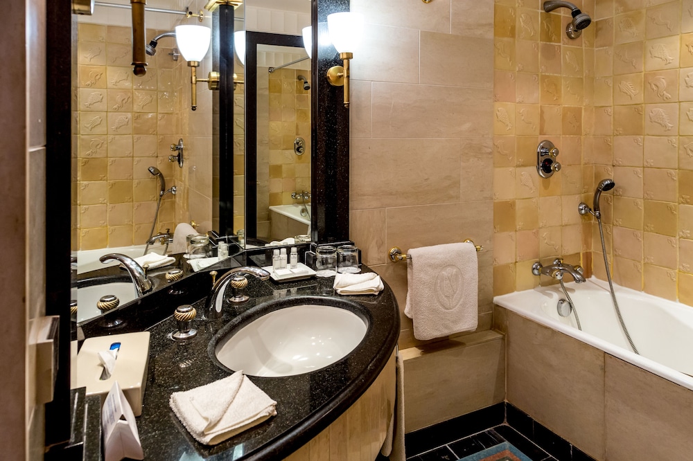 Executive Room - Photo 11