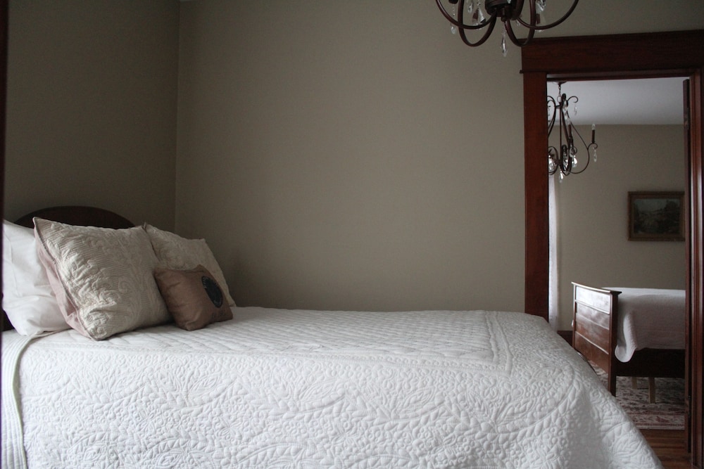 Standard Suite, 2 Double Beds (Tyfi 4; 2nd floor-stairs only) photo 2