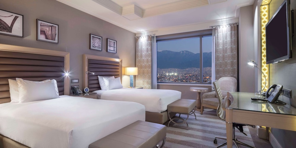 Twin guest room