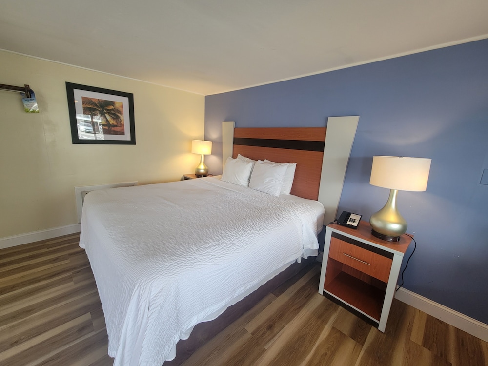 Room, 1 King Bed, Non Smoking - Photo 3