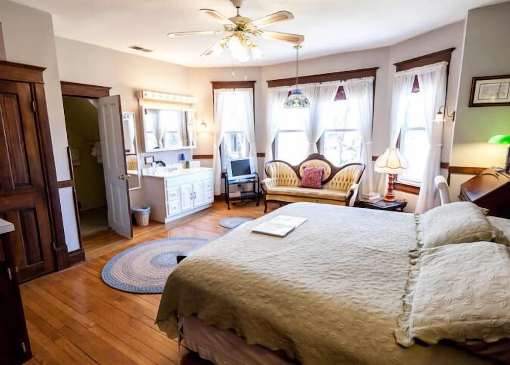 Room (Friendly City Suite)