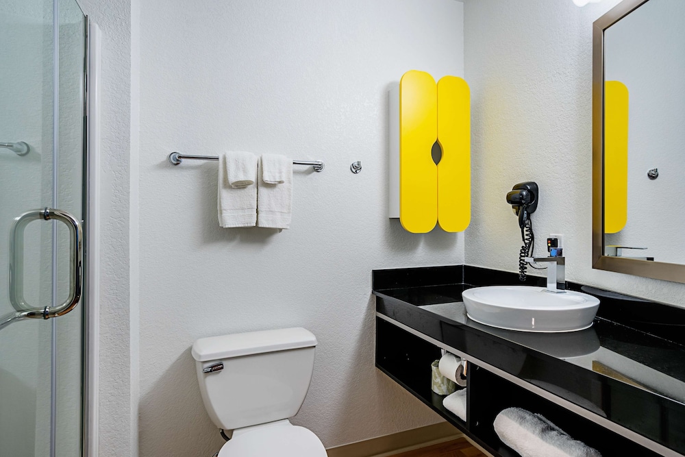 Deluxe Room, 1 King Bed, Non Smoking, Kitchenette photo 2