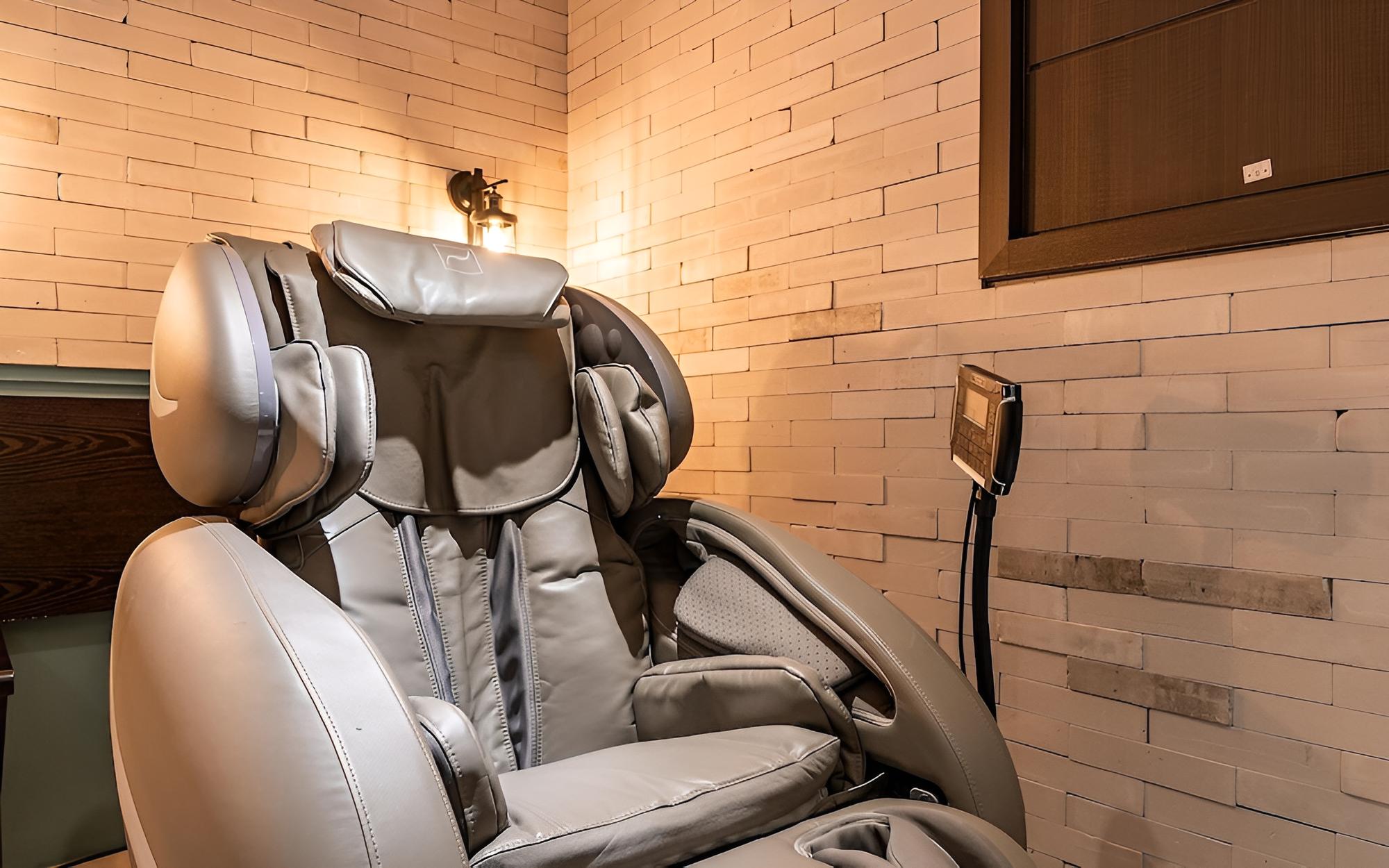 Room (VIP * massage chair*(Netflix viewable) - Photo 15