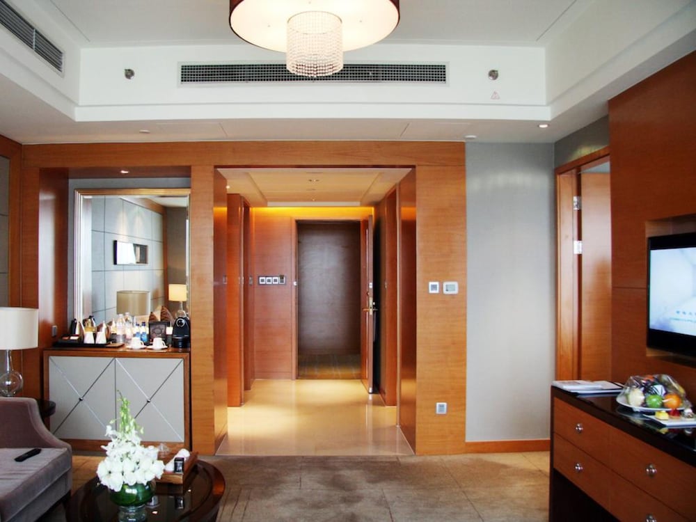 Suite - Photo 1