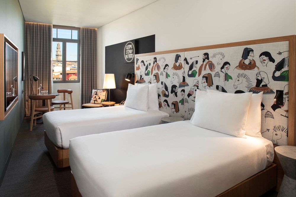 Superior Room, 2 Twin Beds, City View thumbnail 6