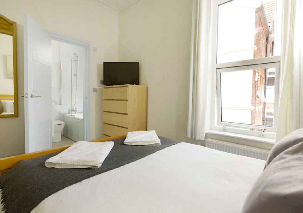 Double Room, Private Bathroom - Photo 2