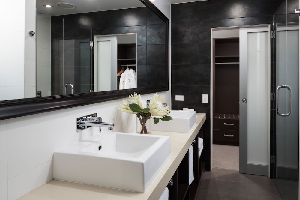 Executive Suite, 1 King Bed - Photo 3