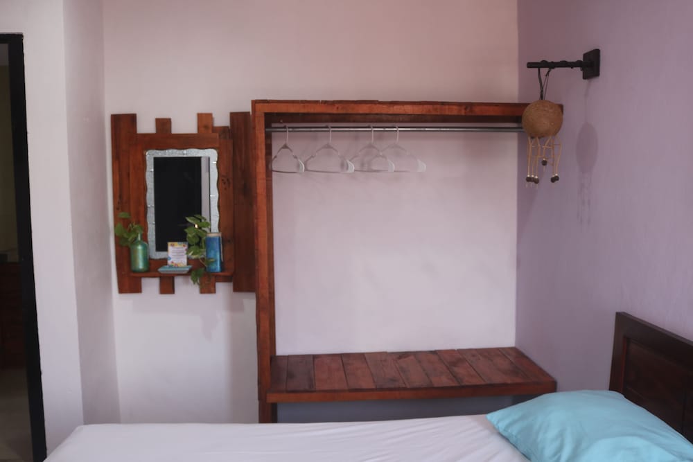 Standard Room, 1 Queen Bed photo 3