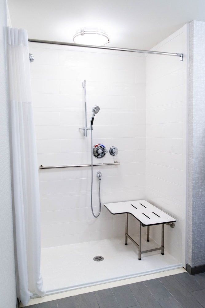 Room, 1 King Bed, Accessible (3x3 Shower) - Photo 8