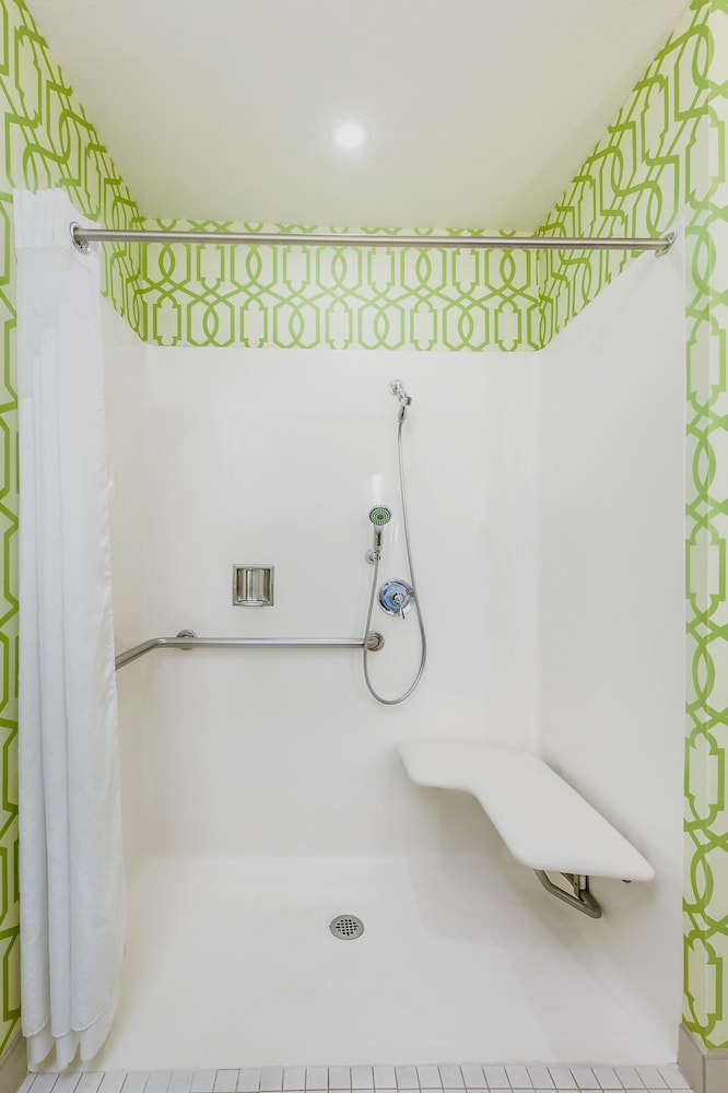 Standard Room, 1 King Bed, Accessible (Communications) - Photo 4