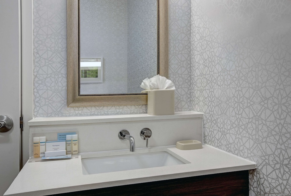Room, 1 Queen Bed, Accessible (Mobility & Hearing) - Photo 4
