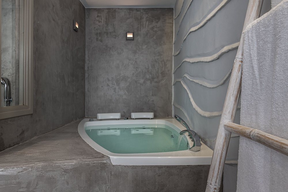 Honeymoon Suite photo 2