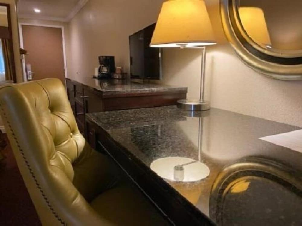 Standard Room, 1 King Bed, Non Smoking - Photo 4