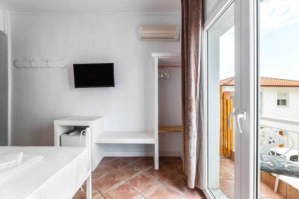 Basic Double Room photo 2
