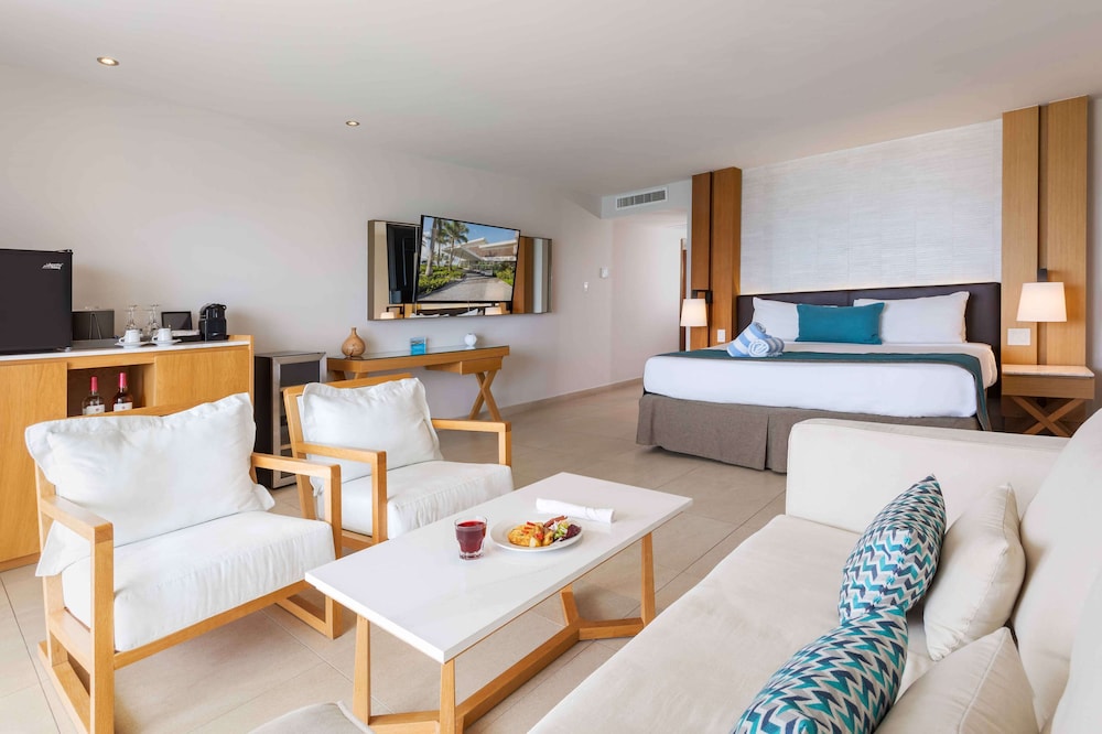 Suite, 1 King Bed, Ocean View (deluxe Junior Suite)