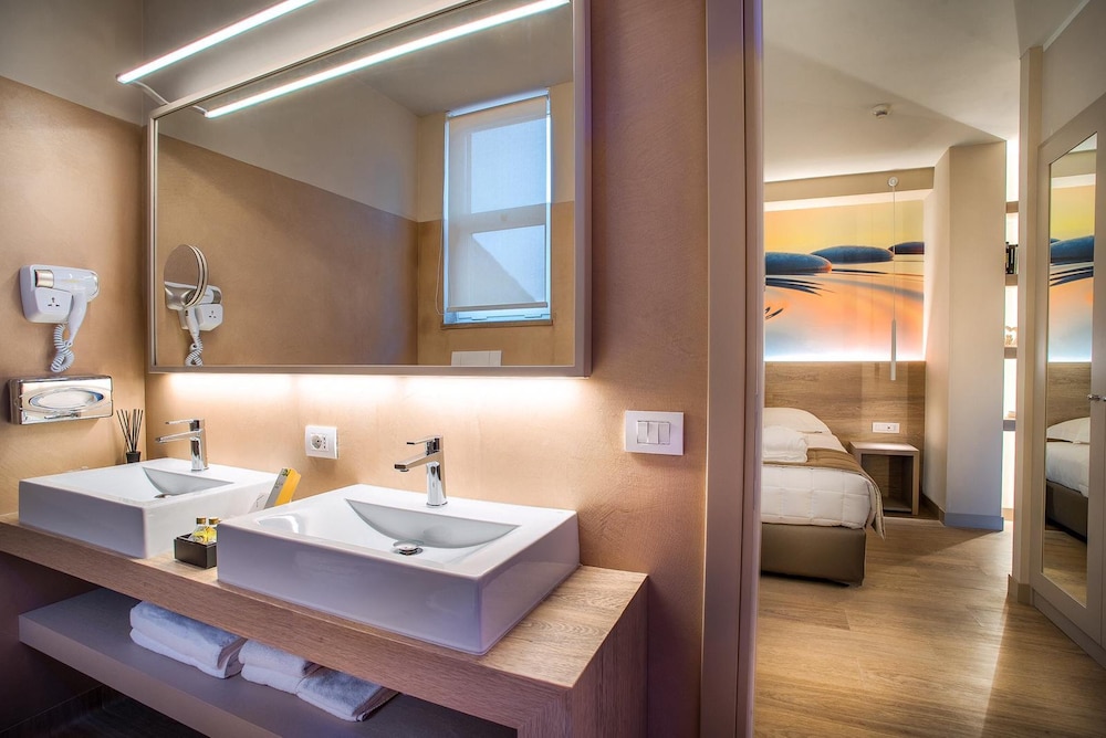 Luxury Suite - Photo 5