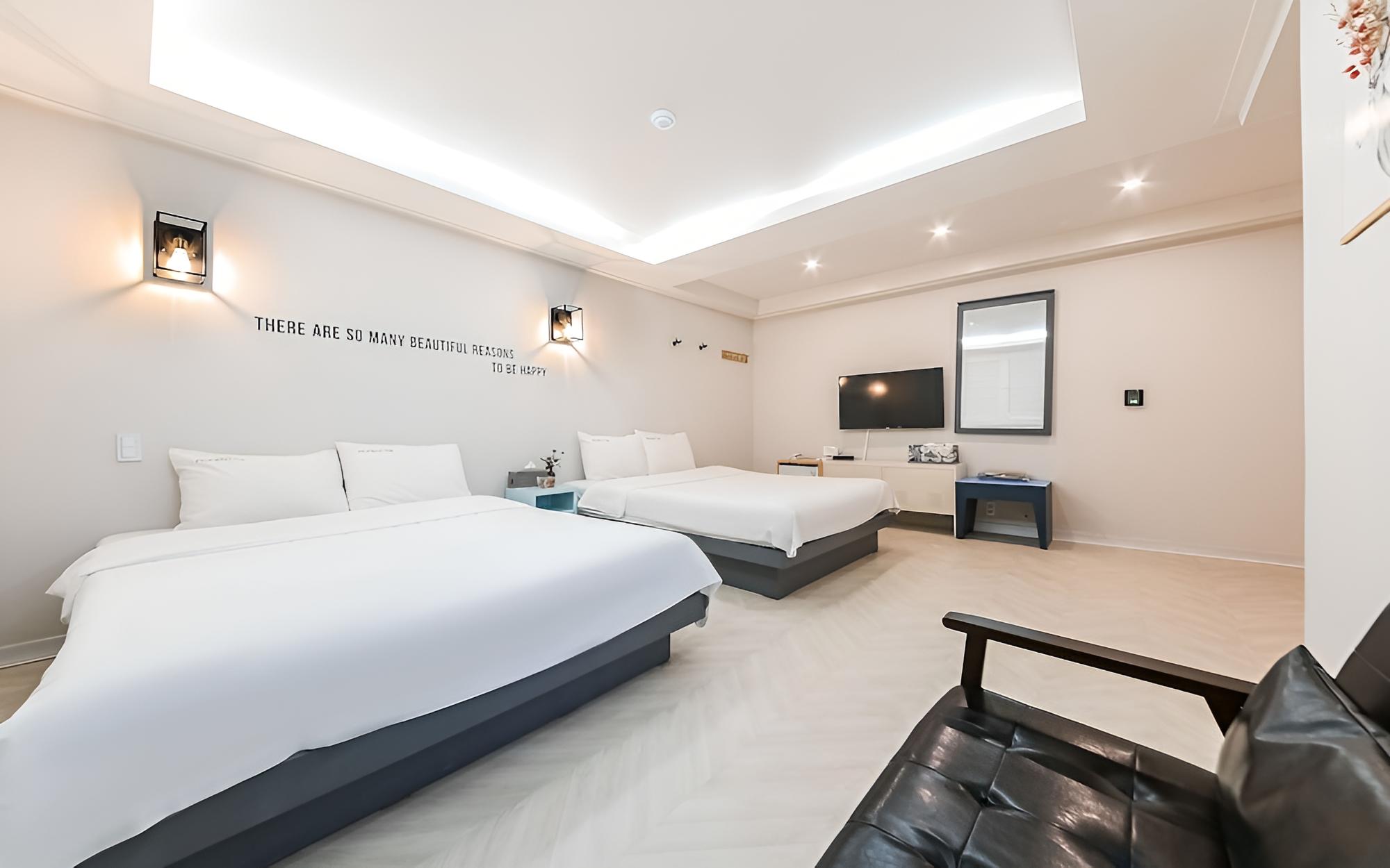 Room (Family (non-smoking double + double N) - Photo 3