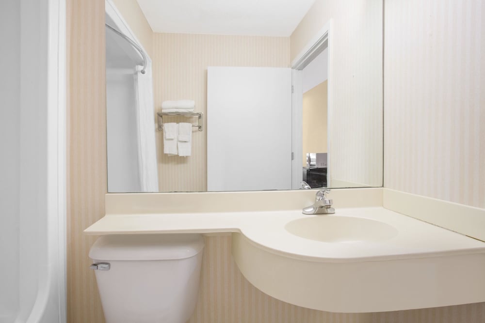 Standard Room, 1 Queen Bed - Photo 4
