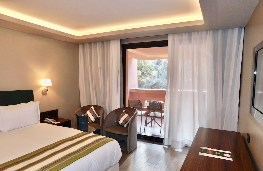 Deluxe Room King Bed Pool View thumbnail 6