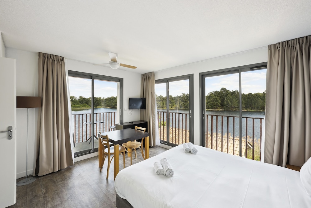 Confort Studio, 1 Queen Bed, lake/pool view photo 2