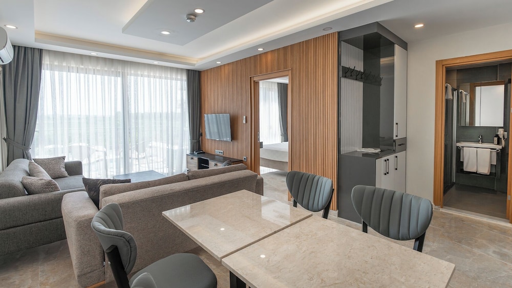 Deluxe Suite, Pool View