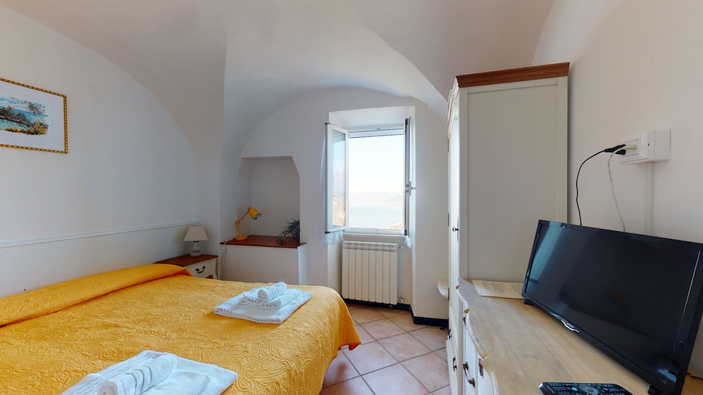 Economy Double Or Twin Room, 1 Double Or 2 Twin Beds, Private Bathroom, Tower photo 1