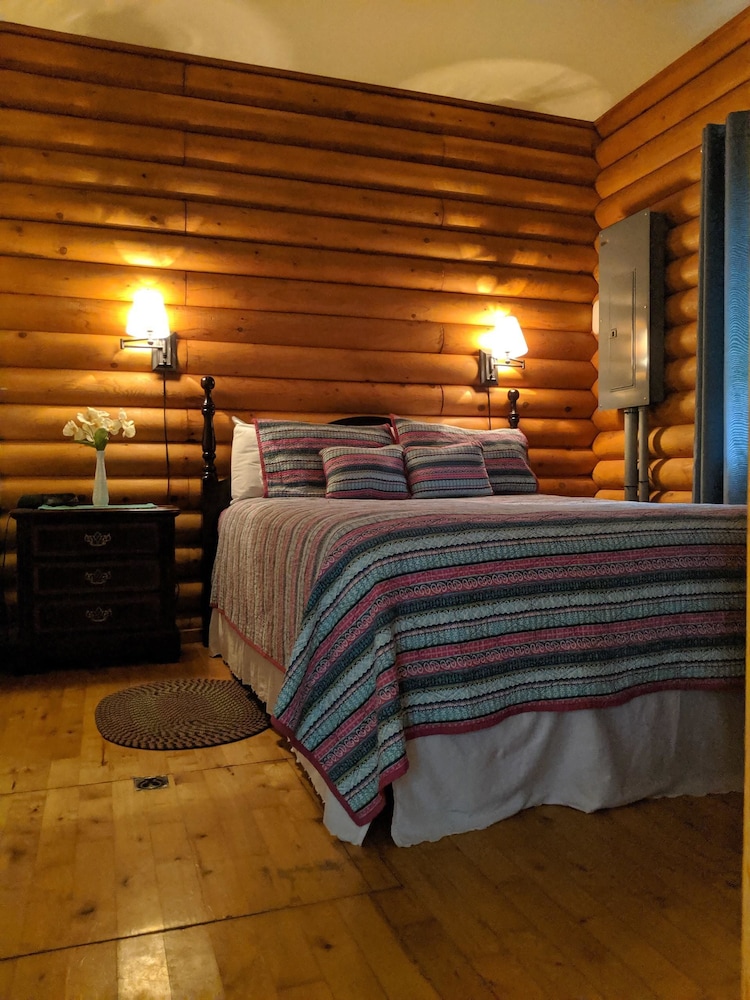 Deluxe Chalet, 1 Bedroom, Jetted Tub photo 1
