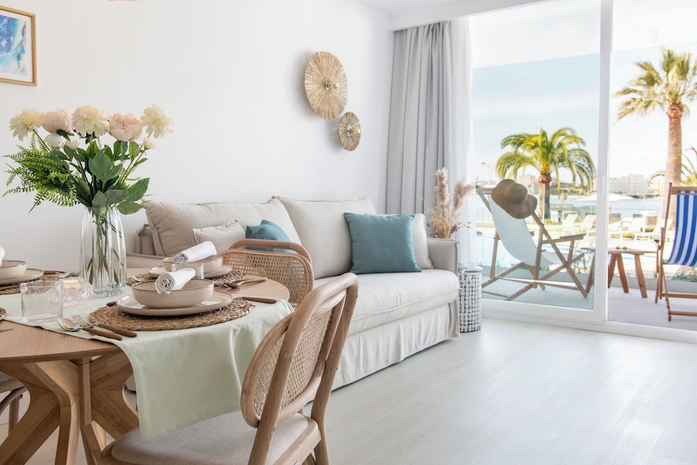Suite, 2 Bedrooms, Poolside (2+3 children free)