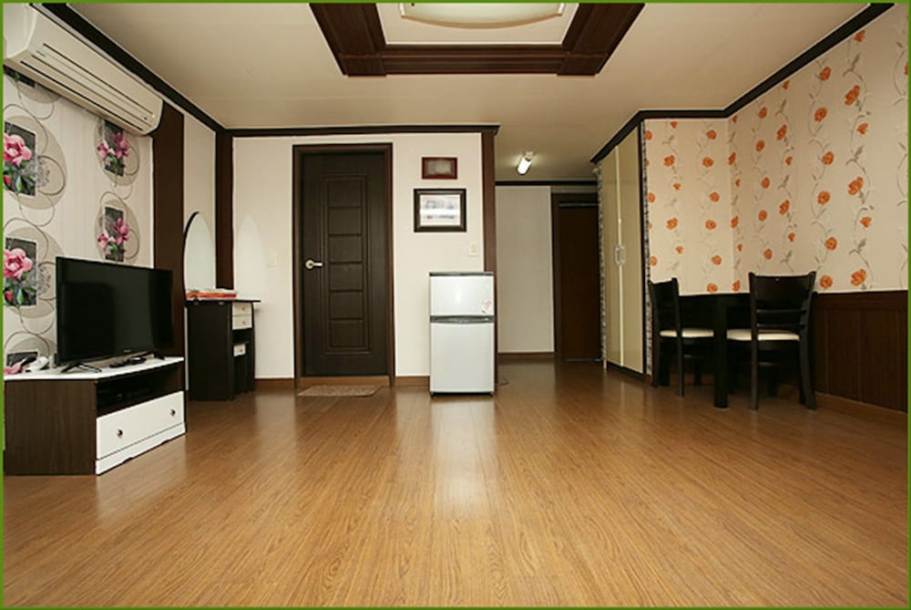 Family Room photo 1