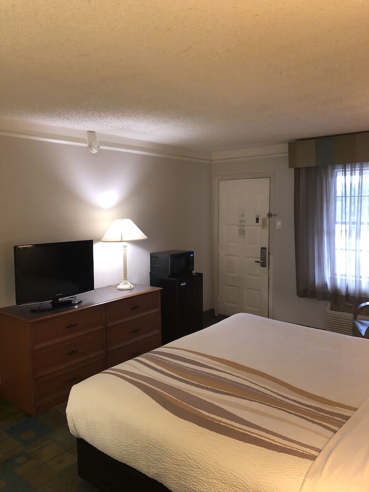 Deluxe Room, 1 King Bed, Non Smoking (Exterior Access) - Photo 2
